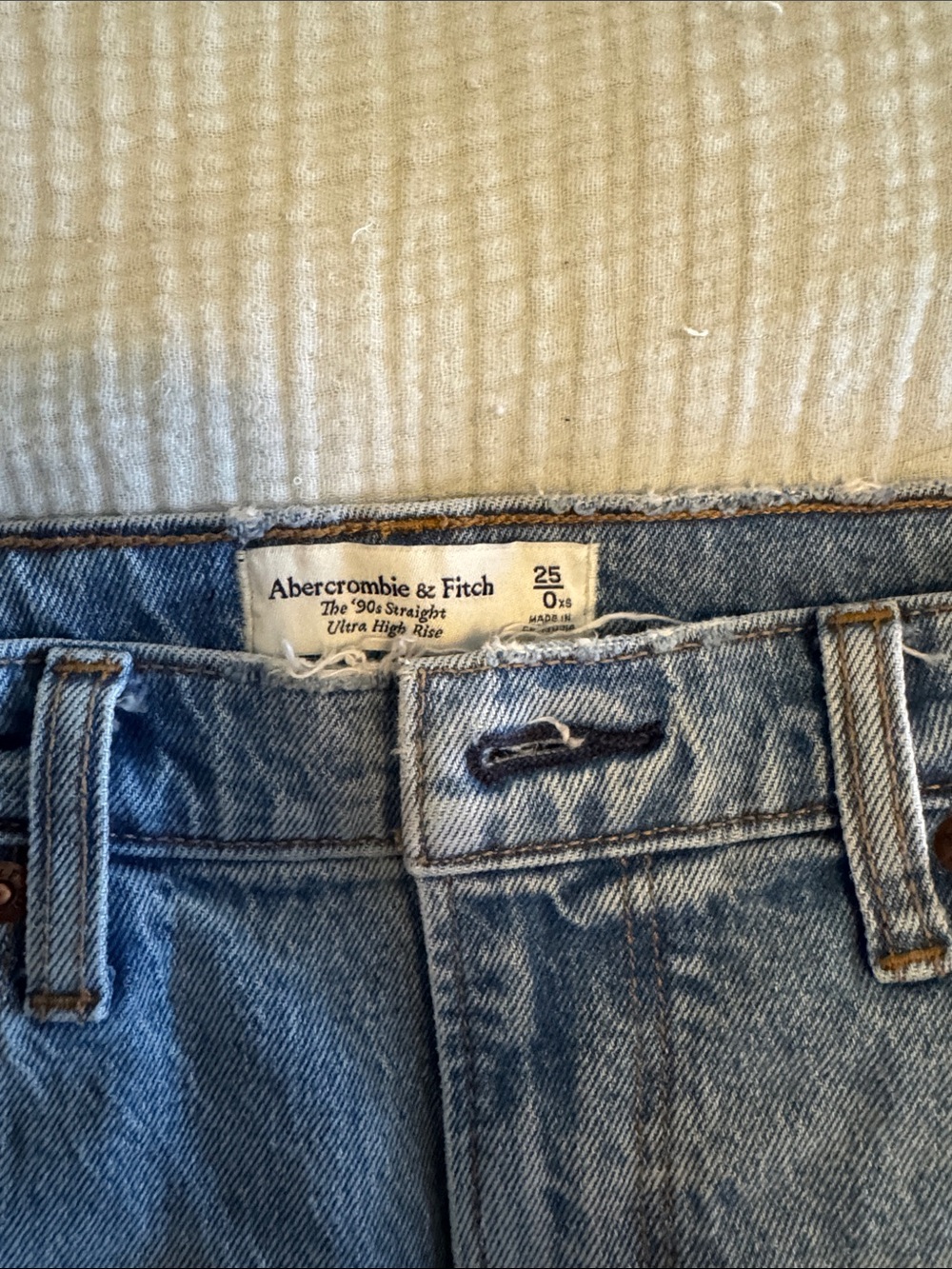 Abercrombie & Fitch The ‘90s Straight Ultra High-Rise Jeans